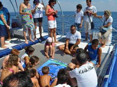 Una foto dei turisti a bordo del catamarano dell'associazione tarantina