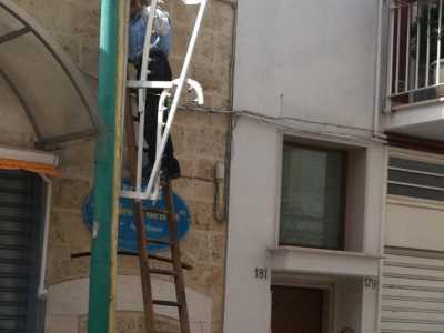 Mentre monta le luminarie
