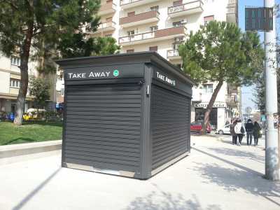 Il nuovo chiosco, sbucato qualche  giorno fa, porta la scritta Take Away