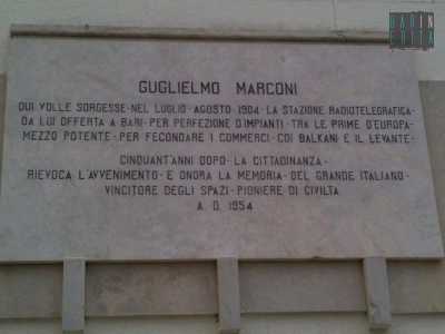 Targa commemorativa del 50esimo anniversario, presente sul muro della scuola dell'infanzia Marconi in via del Faro 6