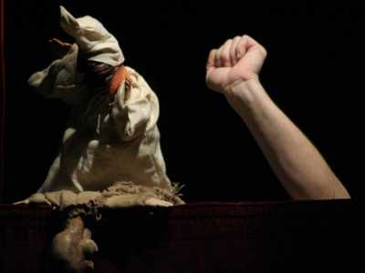 Il burattino di Pulcinella, protagonista di tutti gli spettacoli. E' una sorta di antieroe ribelle ma abbastanza ingenuo che si trova ad affrontare ostacoli come prepotenze, astuzie, tradimenti e delusioni d'amore 