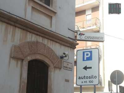 La telecamera puntata sul lato esterno della caserma