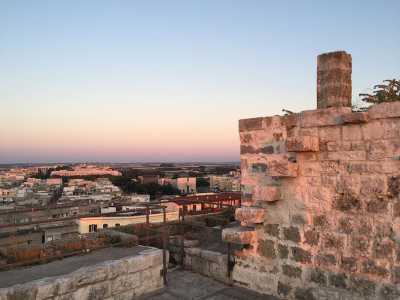 La parte migliore della visita arriva alla fine con l'approdo sul panoramico terrazzo, il cui perimetro � circondato da una merlatura particolare