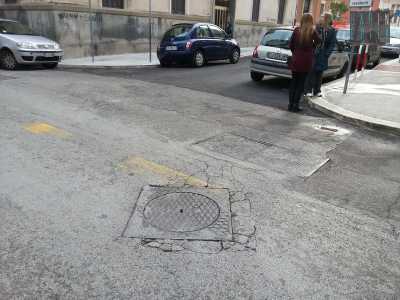 Tombino fogna all'incrocio tra via Filangeri e via Savoia, sempre intasato duranti i giorni di pioggia