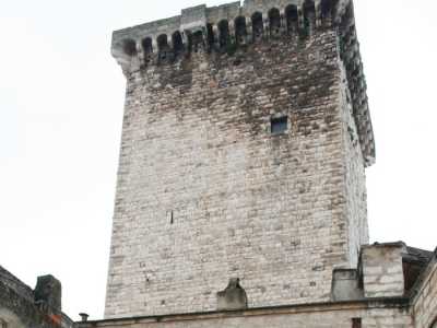 La torre, alta ben 34 metri, risale all'XI secolo. Si erge a pochi passi dalla centralissima piazza XX settembre ed � situata in via Sotto il Castello