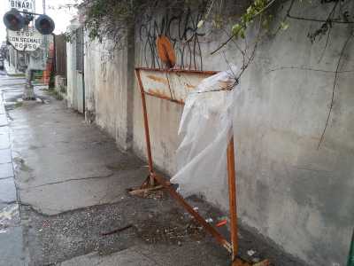 La transenna depositata sul marciapiede pronta per segnalare il prossimo incidente
