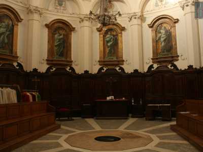 Sulla parete circolare gli affreschi degli apostoli sono sormontati dagli stemmi di alcuni vescovi di Bari