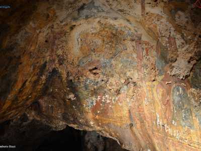 L'affresco all'ingresso della grotta che rappresenta il Cristo pantocratore, i 12 Apostoli e la discesa dello Spirito Santo 