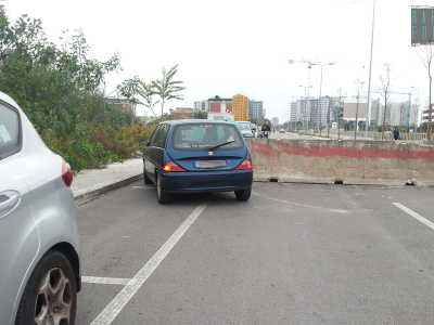 Durante le ore pi� trafficate molte auto aggirano il blocco rasentando il bordo del marciapiede 