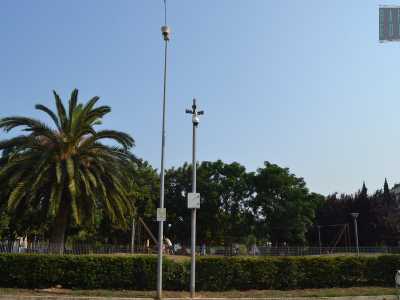 Due telecamere in largo 2 Giugno, nel quartiere Carrassi: la pi� alta appartiene alla Polizia municipale, la pi� bassa alla Polizia di Stato