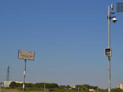 Sulla sommit� del palo di via La Pira, nella pericolosa zona 45 del quartiere Japigia di Bari, la telecamera della Polizia di Stato appare danneggiata e la cassettina svuotata del suo contenuto elettronico