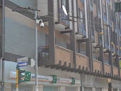 Una telecamera della Polizia di Stato in via Pasubio: si distingue per la semisfera posta in alto e la vistosa cassettina a met� altezza