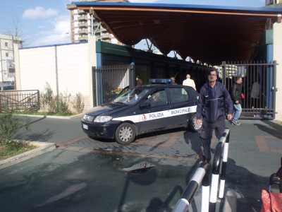 I vigili presidiano e fanno multe