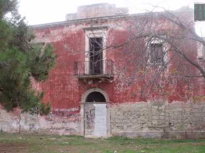 La facciata di Villa Giustiniani con il portone murato