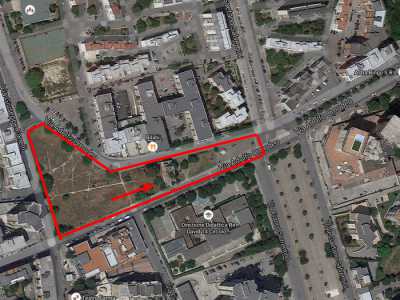 Villa Giustiniani sorge su un ettaro di terra a forma di triangolo tra via Fanelli e via Omodeo, nel quartiere San Pasquale (vista Google Maps) 