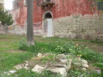 A poca distanza dall'ingresso c'� l'accesso a un ipogeo, occultato da sterpaglie e pietre