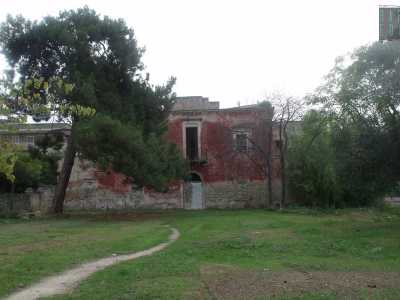 L'edificio ottocentesco � conosciuto anche come Villa rossa