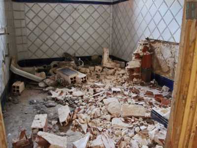 Due rampe di scale conducono al piano superiore che ospitava le numerose camere da letto con bagni, oggi sconquassati