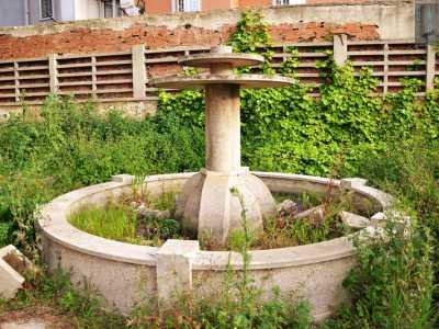 Tornati al pian terreno scopriamo che la parte posteriore del giardino nasconde una grande fontana in pietra