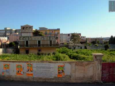 La villa si trova al civico 4 di strada San Girolamo e occupa un intero isolato con i suoi 4000 metri quadri di grandezza
