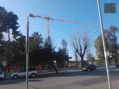 La gru e i lavori visti dalla strada