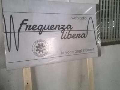 L'insegna nel Politecnico che indica la sede della web radio Frequenza Libera