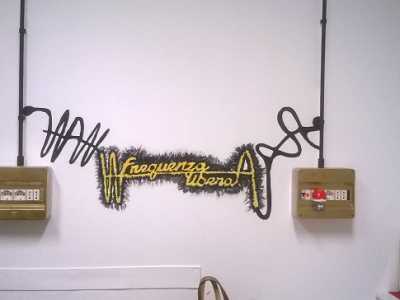 Il nome della web radio disegnata sul muro di uno degli uffici della sede