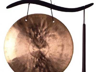 Un esemplare di gong sospeso con il batacchio con cui viene percosso