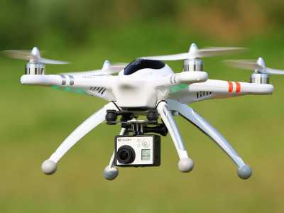 Spesso i droni sono equipaggiati con una fotocamera