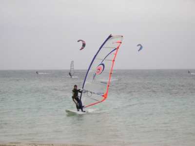 Torre Quetta, alcuni praticano windsurf e kitesurf
