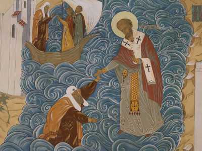 lungo le pareti si inseguono scene della vita di San Nicola che si intrecciano a personaggi della storia russa. Un motivo floreale nei toni pastello del beige e del verde salvia profila ogni scena, cingendo l'attaccatura dei grandi lampadari e donando unit� e armonia al tutto