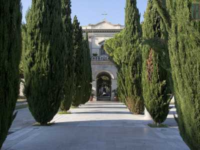 Non ci resta ora che dirigerci al cimitero monumentale. S� perch� anche al camposanto sta statue, lapidi e cappelle, � facile scorgere altri rimandi al mondo massonico
