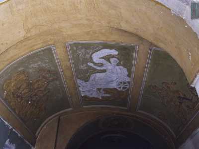 Varcata l'entrata calpestiamo un pavimento di ciottolato che immette nel cortile: qui parte una scalinata che conduce al primo piano. Lungo tutto il percorso si notano sui muri decorazioni a stucco che rappresentano soggetti mitologici