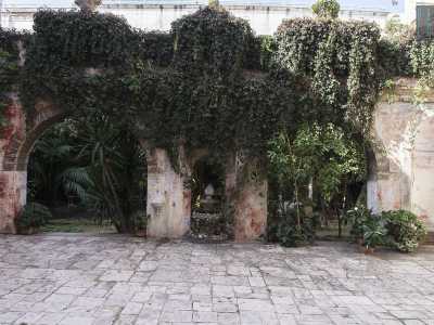 Nel giardino pensile ci si immerge passando sotto un loggiato, in realt� una quinta teatrale