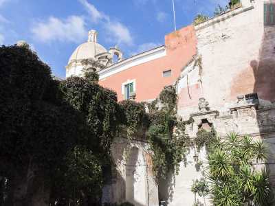 In lontananza si staglia la cupola della chiesa di Santa Teresa dei Maschi