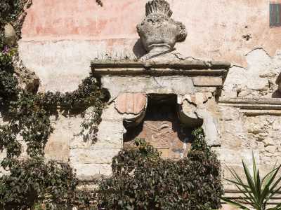 Uno stemma raffigurante un berretto frigio, simbolo della rivoluzione francese: potrebbe essere una testimonianza del passaggio dal Palazzo delle truppe napoleoniche nel 1803