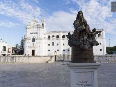 Raggiungiamo l'imponente e bianco Santuario-Basilica di Santa Maria del Pozzo. Ultimato nel 1778 in stile tardo barocco � composto dalla chiesa vera e propria e dall'annesso convento alcantarino
