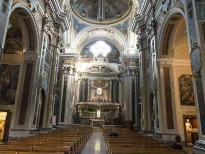 Superiamo l'ampissimo sagrato ed entriamo. L'interno, a pianta basilicale, � costituito da un'unica grande navata scandita dal succedersi di cappelle laterali. Qui il leitmotiv � costituito dalla presenza di marmi pregiatissimi
