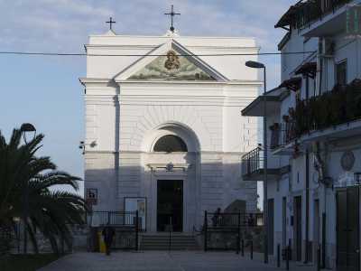 La Cappella del Pozzo, piccolo edificio in pietra bianca situato in largo Piscino, a pochi passi da via Noicattaro.
La chiesa risale al 1706 e contiene al suo interno il "miracoloso" Pozzo di Santa Maria