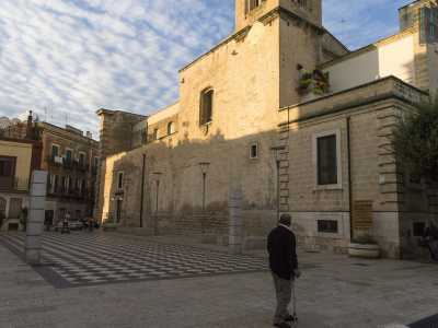 Visitiamo la chiesa del Santissimo Salvatore, ubicata alle porte del centro storico. La struttura � stata eretta nel 1541 secondo dettami dell'architettura romanica