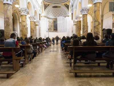 All'interno dove balzano agli occhi le massicce colonne marmoree e il raffinato pagliotto che riveste l'altare e rappresenta i discepoli di Emmaus 