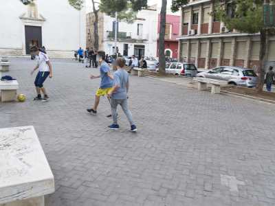 Nonostante la trascuratezza del luogo alcuni bambini giocano spensierati a pallone, ma la sensazione che tutto possa essere pi� "turistico" rimane viva