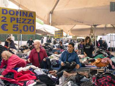 Mentre parliamo balzano all'occhio i grandi cumuli di vestiti ammassati uno sull'altro senza troppi complimenti. Insomma per fare affari nell'area vintage il segreto � saper scavare