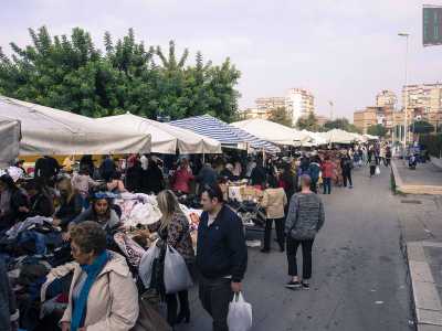 ...e ci spostiamo nella zona dell'usato: siamo in via Salvemini, strada che assieme al piazzale � occupata dalle bancarelle