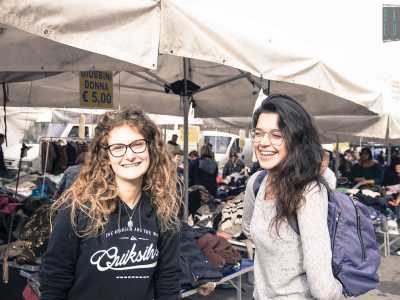 Tra gli "scavatori" ci sono anche le 22enni Claudia e Maria, studentesse fuorisede. �Venire prima delle 8 � importante per avere una vasta scelta�, sostengono le universitarie