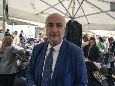 In questo angolo di merce fuori moda si aggirano anche individui vestiti di tutto punto come Francesco. �Vengo da Japigia - dice l'uomo - L'assortimento � senza dubbio pi� ampio rispetto a quello dei punti vendita "tradizionali" e i prezzi pi� accessibili�