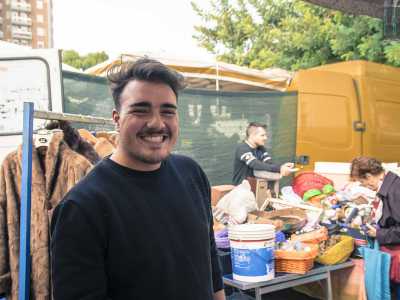 Qui ad "accoglierci" c'� il sorridente ambulante 20enne Francesco. �La moda sta cambiando - afferma sicuro il ragazzo - e i giovani d'oggi sono attratti da quei capi di una volta che non � possibile trovare nei normali negozi�