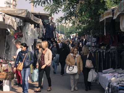 ...sono stracolmi di abiti e merce varia 