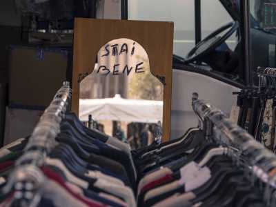 L'atmosfera � festosa: uno degli ambulanti ha allestito un piccolo camerino dotato di uno specchio con su scritto �stai bene�, forse perch� stanco di ripeterlo alle clienti meno sicure di s�