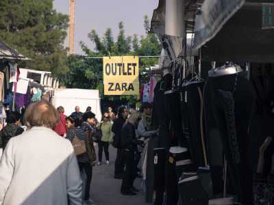 Notiamo anche una bancarella outlet che vende vestiti originali del marchio Zara: gli sconti spesso superiori al 50 percento non lasciano certo indifferenti i passanti